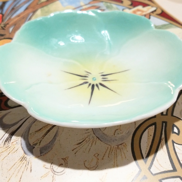 Dainty ceramic floral shallow trinket dish - shades of turquoise yellow - Picture 3 of 4